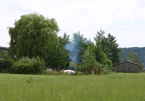 Blick zum Platz mit Schwitzhütte