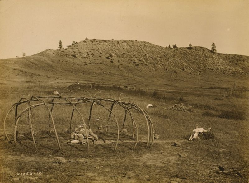 Fotografie einer indianischen Schwitzhütte um 1900